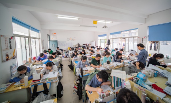 2024浙江高三复读班学校一年收费多少钱 